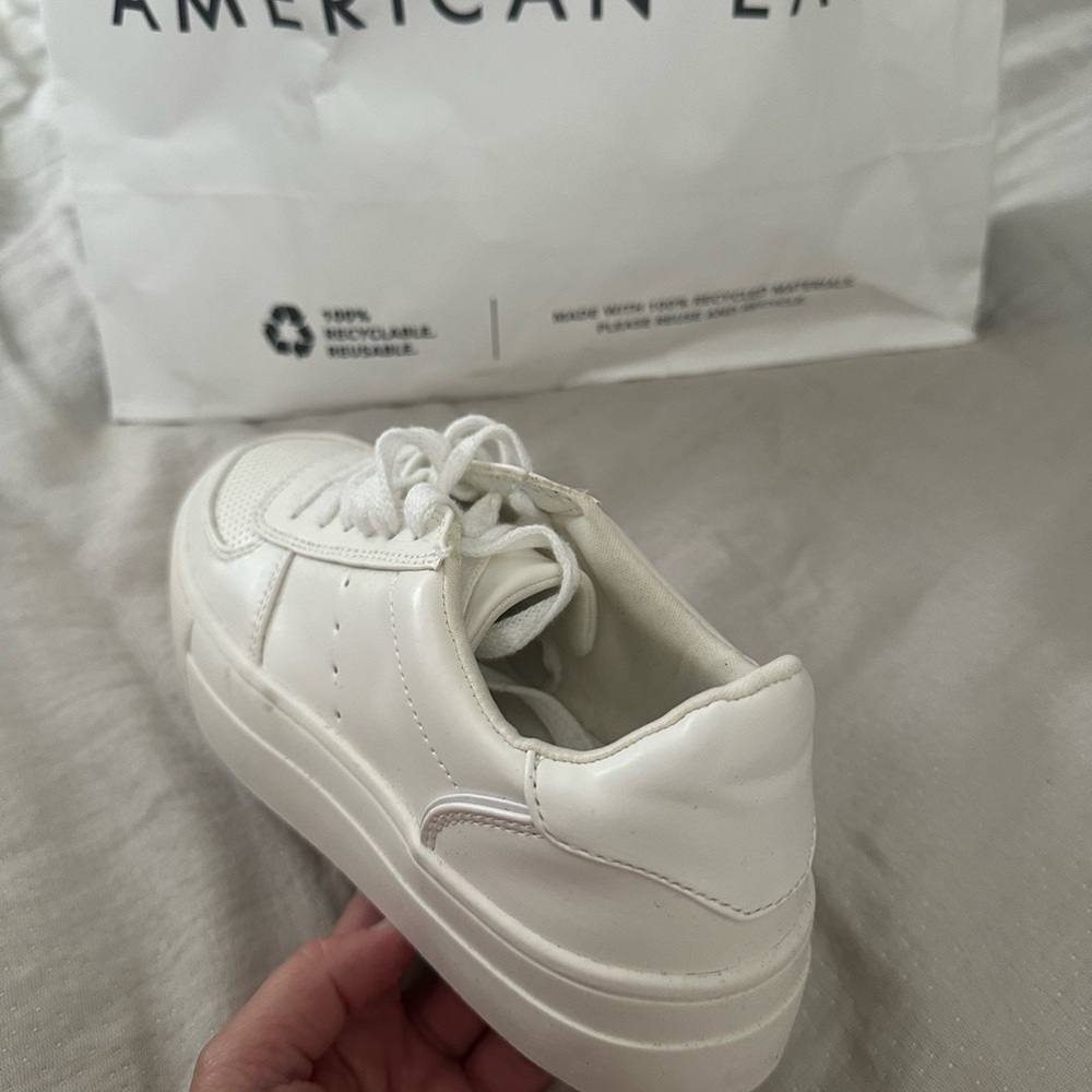 AE Sneaker
A classic & comfy sneaker in white.